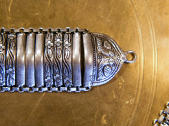 bracciale indiano a fascia in german silver assemblato artigianalemnte , a maglia ondulata 60 gr 20x3,5 cm inciso con i classici temi rajasthani caratteristici dell'india più etnico del nord . pavone sulle parti estreme