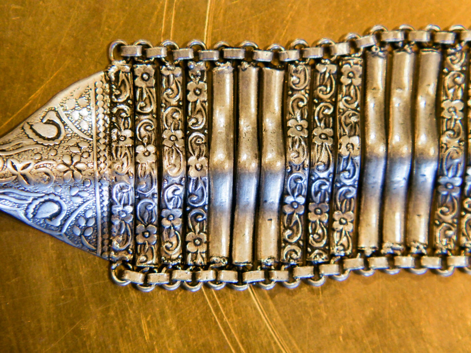 bracciale indiano a fascia in german silver assemblato artigianalemnte , a maglia ondulata 70gr 22x4,5 cm inciso con i classici temi rajasthani caratteristici dell'india più etnico del nord . pavone sulle parti estreme