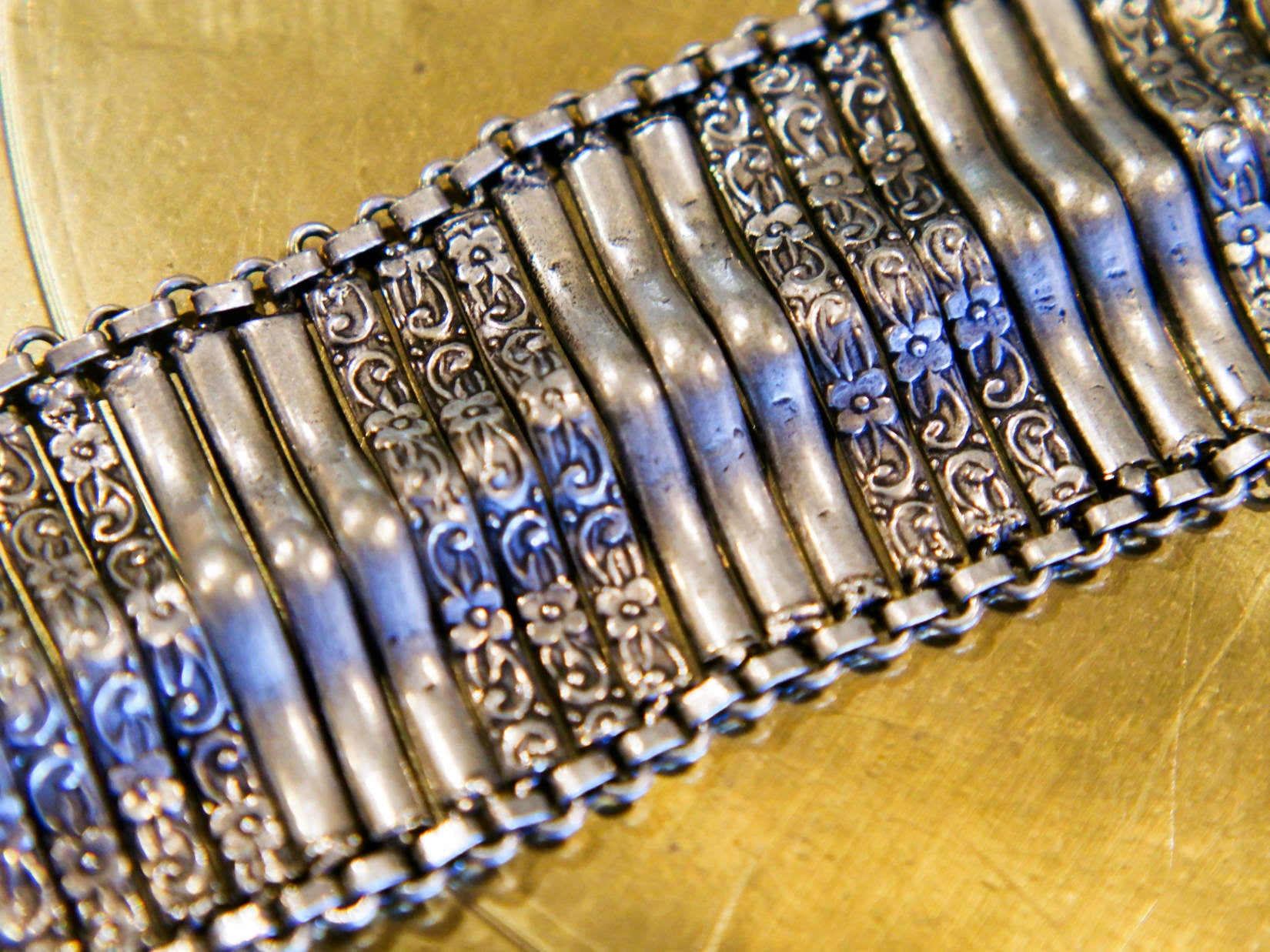 bracciale indiano a fascia in german silver assemblato artigianalemnte , a maglia ondulata 70gr 22x4,5 cm inciso con i classici temi rajasthani caratteristici dell'india più etnico del nord . pavone sulle parti estreme