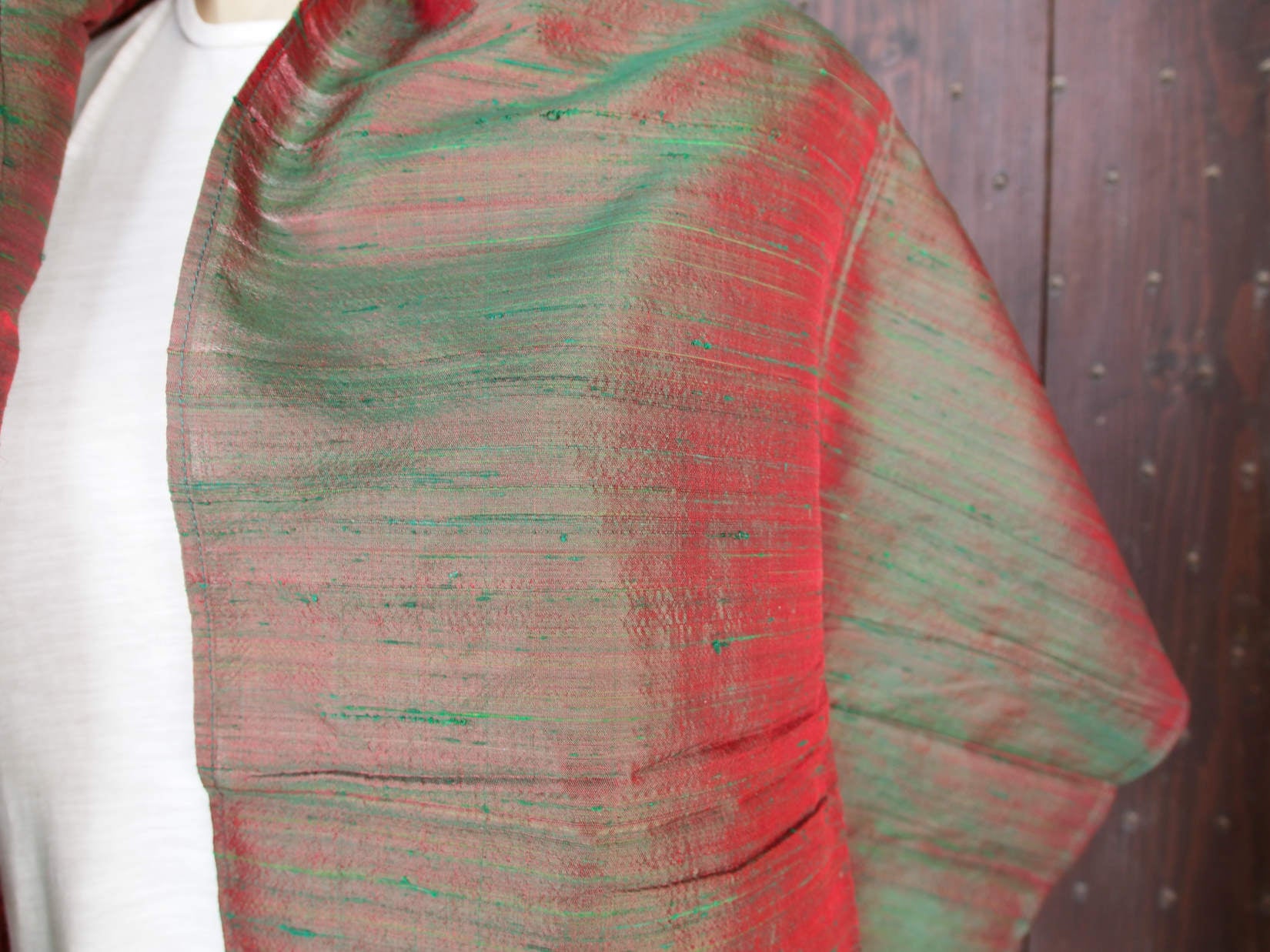Scialle indiano in shantung di seta , un tessuto di seta selvaggia, di colore unito, caratterizzato da una superficie ruvida, molto irregolare e dall'aspetto grezzo. colore marrone  e rosso.