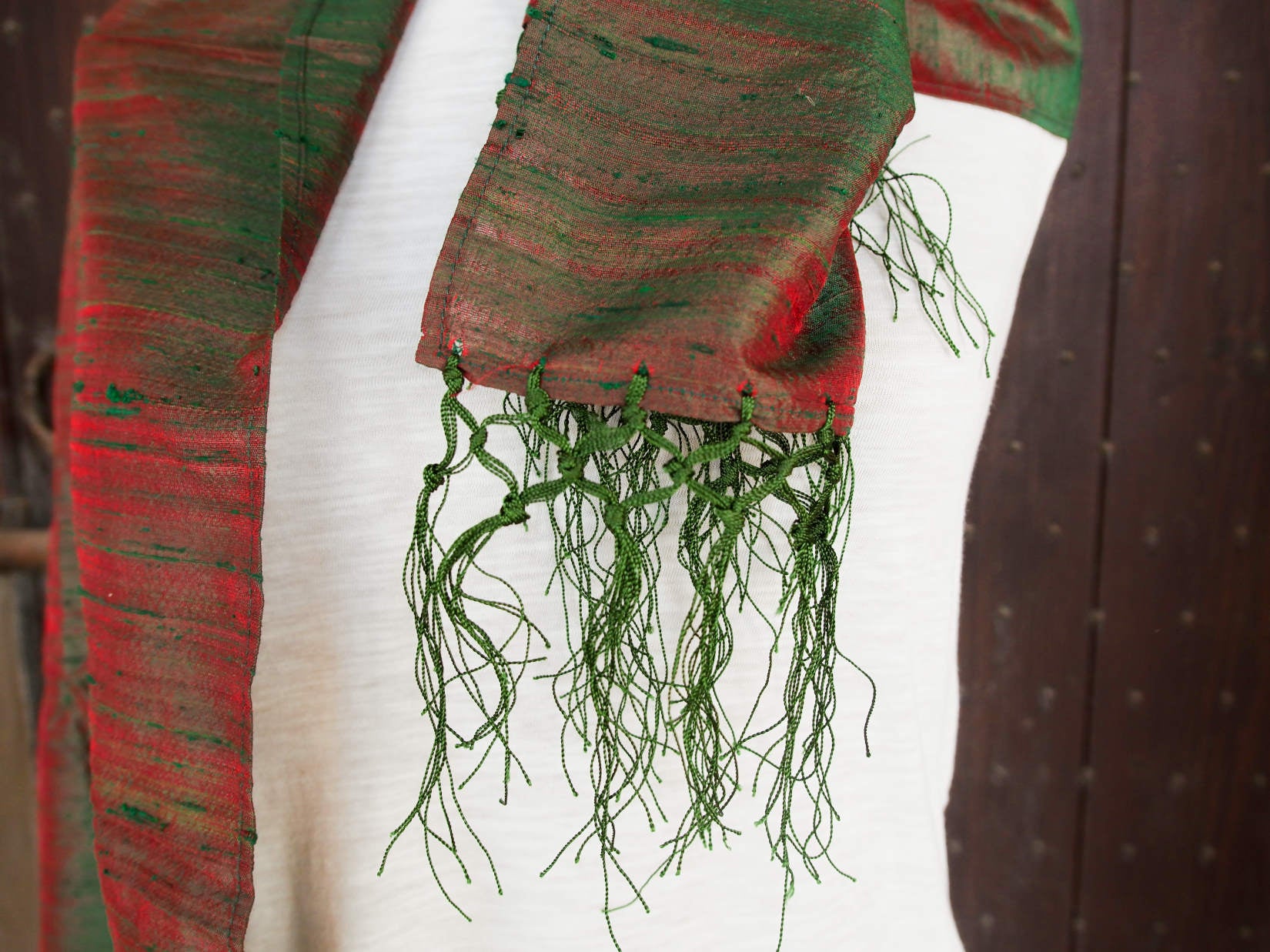 Scialle indiano in shantung di seta , un tessuto di seta selvaggia, di colore unito, caratterizzato da una superficie ruvida, molto irregolare e dall'aspetto grezzo. colore marrone e rosso..
