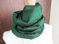 Scialle indiano in shantung di seta , un tessuto di seta selvaggia, di colore unito, caratterizzato da una superficie ruvida, molto irregolare e dall'aspetto grezzo. colore verde scuro