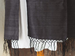Scialle indiano in shantung di seta , un tessuto di seta selvaggia, di colore unito, caratterizzato da una superficie ruvida, molto irregolare e dall'aspetto grezzo di colore nero.