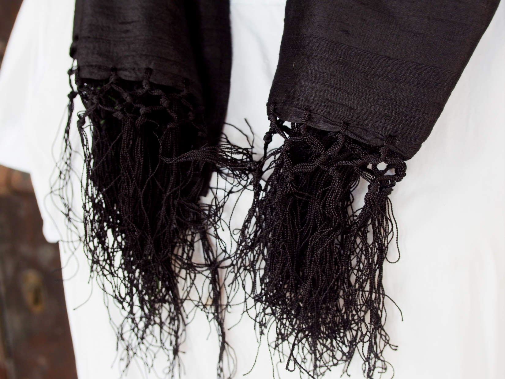Scialle indiano in shantung di seta , un tessuto di seta selvaggia, di colore unito, caratterizzato da una superficie ruvida, molto irregolare e dall'aspetto grezzo di colore nero.