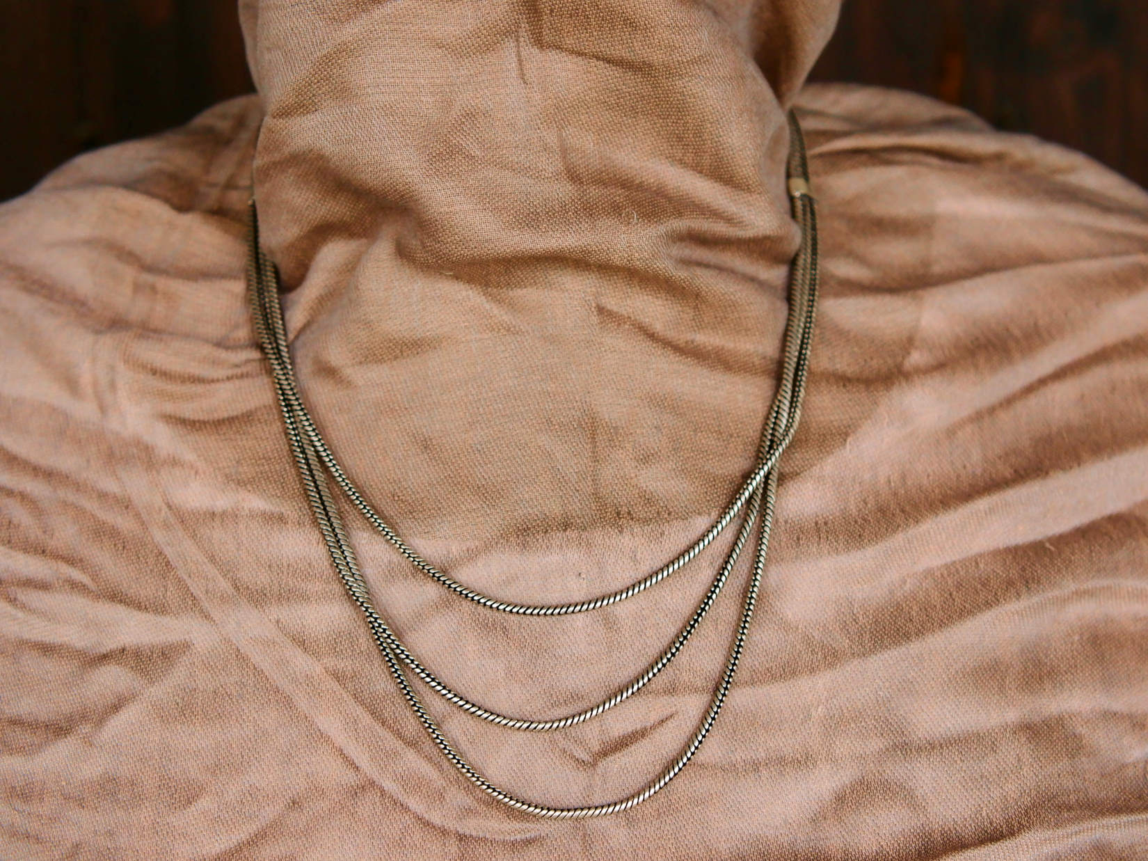 leggera collana indiana multifilo in german silver,  assemblato artigianalmente.  lunghezza 50cm, peso 50 gr