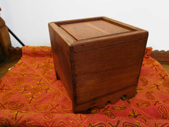 scatola , box indiano in legno di teak con apertura scorrevole .  scatola costruita ed assemblata artigianalmente , databile prima metà 900 . tutta originale in ogni parte .  24 x 24 x 24 cm