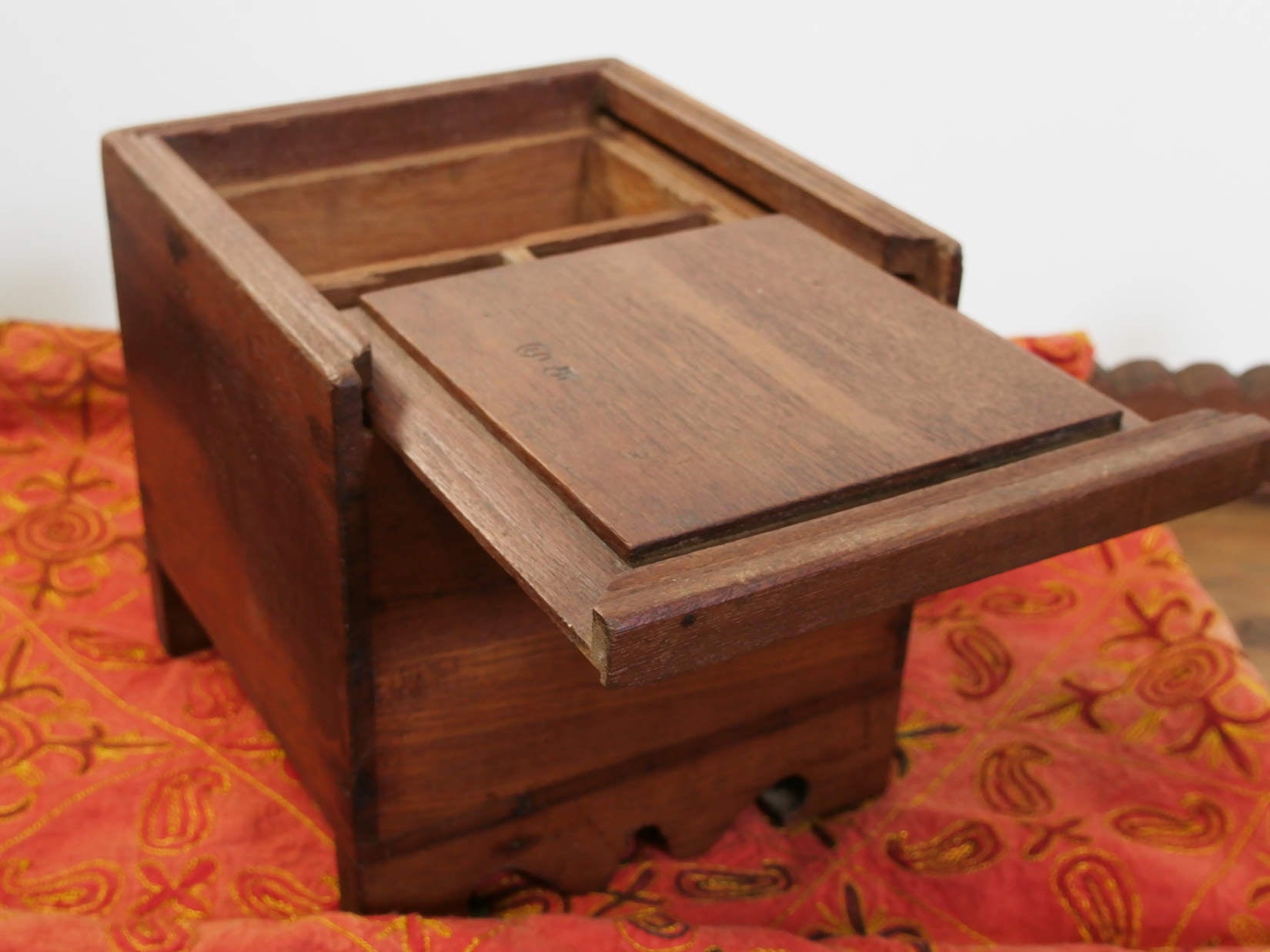 scatola , box indiano in legno di teak con apertura scorrevole .  scatola costruita ed assemblata artigianalmente , databile prima metà 900 . tutta originale in ogni parte .  24 x 24 x 24 cm