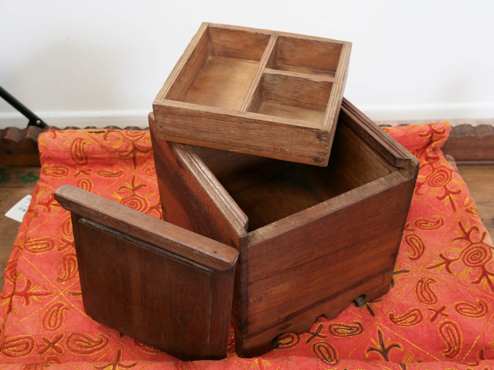 scatola , box indiano in legno di teak con apertura scorrevole .  scatola costruita ed assemblata artigianalmente , databile prima metà 900 . tutta originale in ogni parte .  24 x 24 x 24 cm