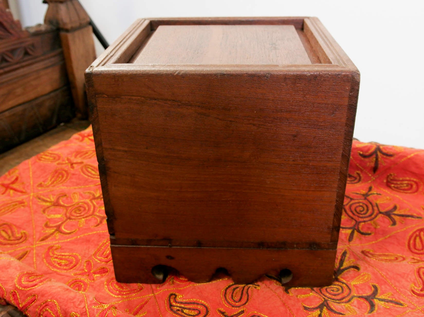 scatola , box indiano in legno di teak con apertura scorrevole .  scatola costruita ed assemblata artigianalmente , databile prima metà 900 . tutta originale in ogni parte .  24 x 24 x 24 cm