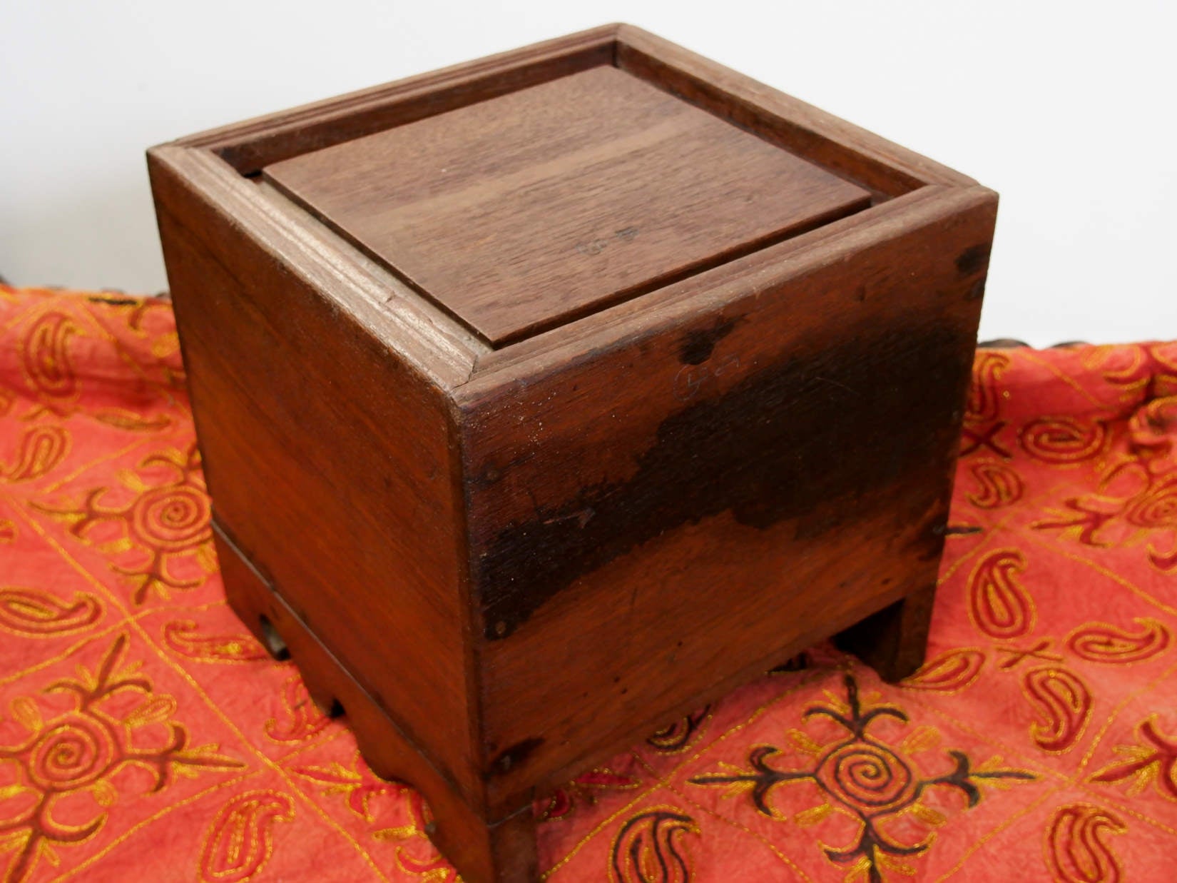 scatola , box indiano in legno di teak con apertura scorrevole .  scatola costruita ed assemblata artigianalmente , databile prima metà 900 . tutta originale in ogni parte .  24 x 24 x 24 cm