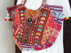 borsa indiana patchwork  tutti i pezzi che la compongono sono elementi in tessuto ricamati con specchietti ,pom pom, ecc... ricavati da vecchi tessuti rajasthani  pezzo unico lavorato interamente a mano  chiusura con cerniera ed interno foderato  lavorata in ogni angolo e lato .  50 x 35 x 15 cm esclusi manici manici 35 cm