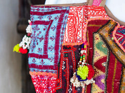 borsa indiana patchwork  tutti i pezzi che la compongono sono elementi in tessuto ricamati con specchietti ,pom pom, ecc... ricavati da vecchi tessuti rajasthani  pezzo unico lavorato interamente a mano  chiusura con cerniera ed interno foderato  lavorata in ogni angolo e lato .  50 x 35 x 15 cm esclusi manici manici 35 cm