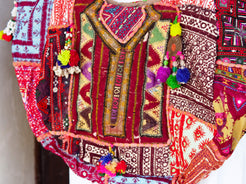 borsa indiana patchwork  tutti i pezzi che la compongono sono elementi in tessuto ricamati con specchietti ,pom pom, ecc... ricavati da vecchi tessuti rajasthani  pezzo unico lavorato interamente a mano  chiusura con cerniera ed interno foderato  lavorata in ogni angolo e lato .  50 x 35 x 15 cm esclusi manici manici 35 cm