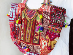 borsa indiana patchwork  tutti i pezzi che la compongono sono elementi in tessuto ricamati con specchietti ,pom pom, ecc... ricavati da vecchi tessuti rajasthani  pezzo unico lavorato interamente a mano  chiusura con cerniera ed interno foderato  lavorata in ogni angolo e lato .  50 x 35 x 15 cm esclusi manici manici 35 cm