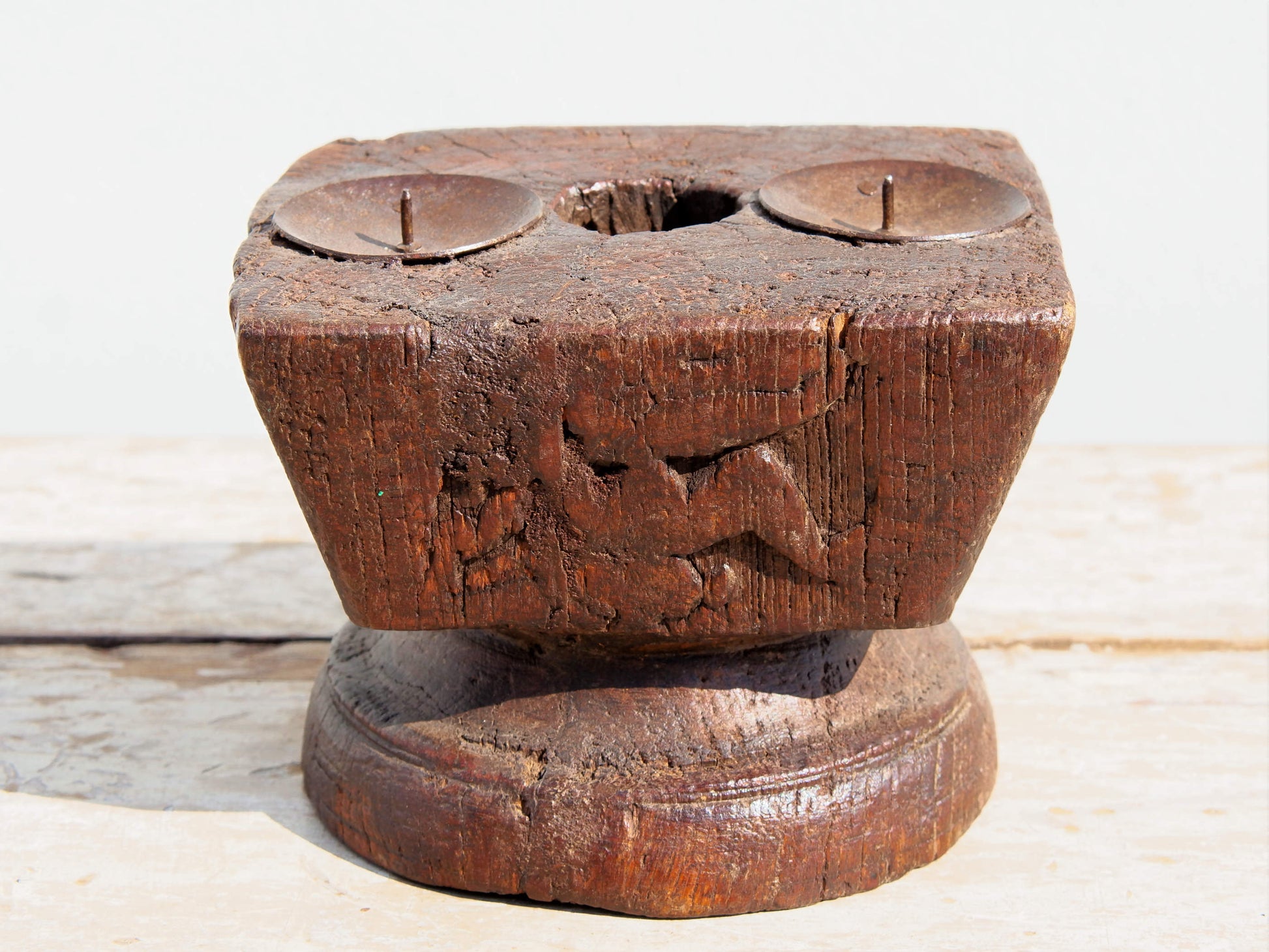 portacandele indiano ricavato da un antico separatore per il riso indiano in legno di teak inciso, oggetti di lavoro antichi usati per cereali .  dimensioni 15x13xh11cm