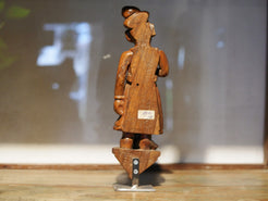 vecchia statua indiana raffigurante guardiano sikh in legno di teak inciso, lavorata artigianalmente con basamento. toglieno dil basamento si può appendere a parete. databile anni 50/60 india, Rajasthan    disponibili altri modelli per info contattare watshapp 0039 3338778241 mail info@etniko.it facebook/ instagram/ etsy : etnikobycrosato