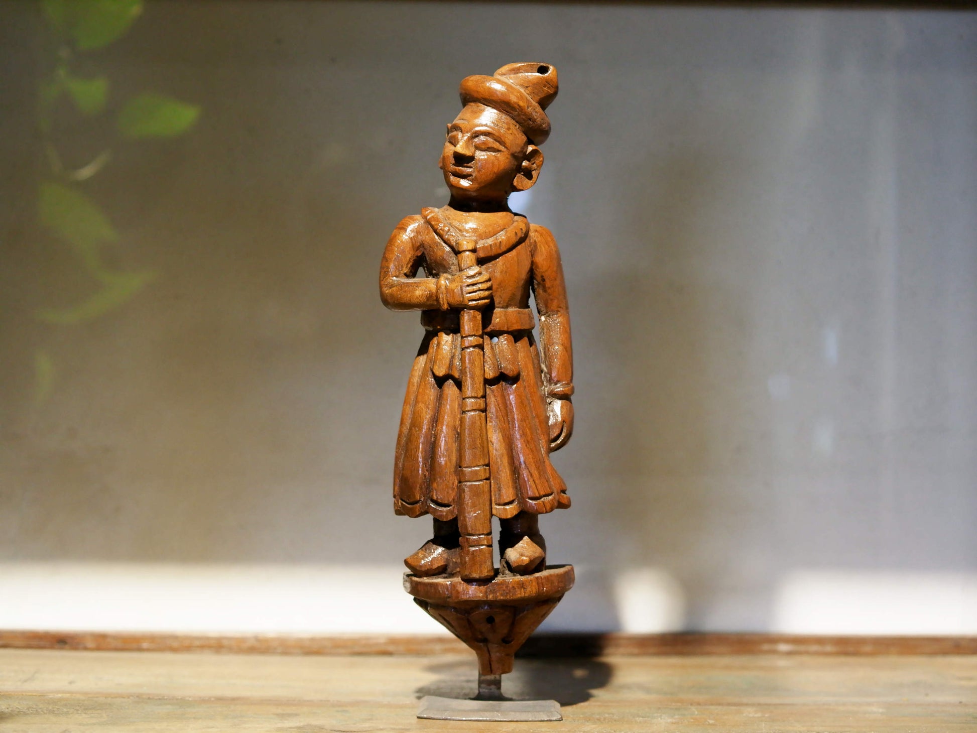 vecchia statua indiana raffigurante guardiano sikh in legno di teak inciso, lavorata artigianalmente con basamento. toglieno dil basamento si può appendere a parete. databile anni 50/60 india, Rajasthan    disponibili altri modelli per info contattare watshapp 0039 3338778241 mail info@etniko.it facebook/ instagram/ etsy : etnikobycrosato