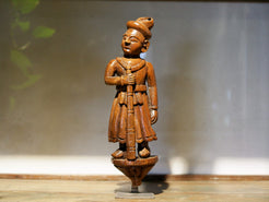 vecchia statua indiana raffigurante guardiano sikh in legno di teak inciso, lavorata artigianalmente con basamento. toglieno dil basamento si può appendere a parete. databile anni 50/60 india, Rajasthan    disponibili altri modelli per info contattare watshapp 0039 3338778241 mail info@etniko.it facebook/ instagram/ etsy : etnikobycrosato