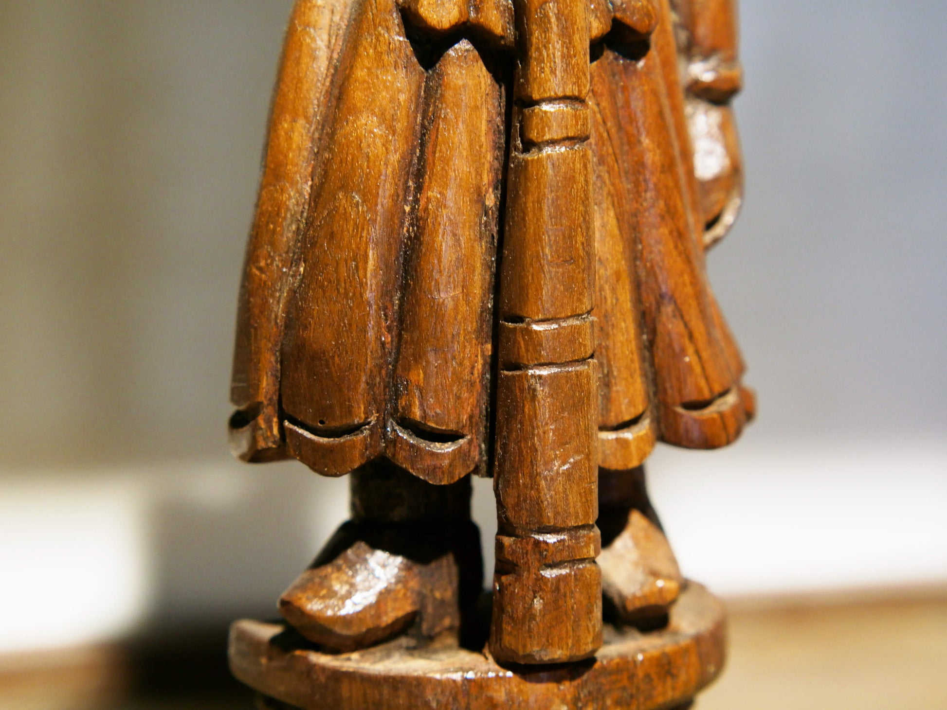 vecchia statua indiana raffigurante guardiano sikh in legno di teak inciso, lavorata artigianalmente con basamento. toglieno dil basamento si può appendere a parete. databile anni 50/60 india, Rajasthan    disponibili altri modelli per info contattare watshapp 0039 3338778241 mail info@etniko.it facebook/ instagram/ etsy : etnikobycrosato