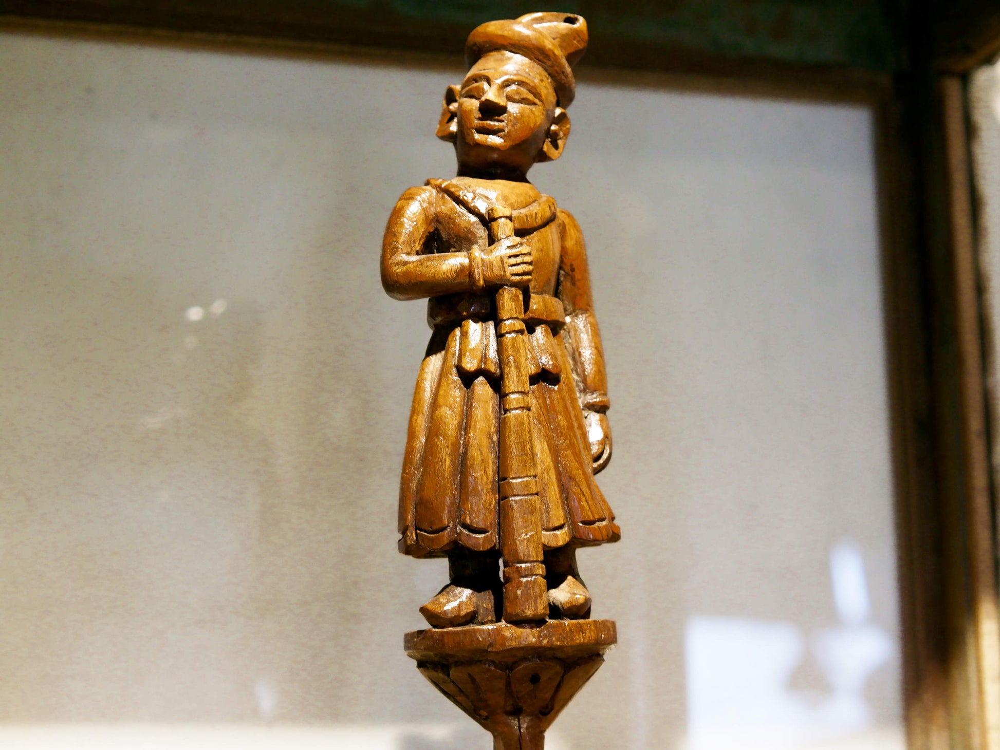 vecchia statua indiana raffigurante guardiano sikh in legno di teak inciso, lavorata artigianalmente con basamento. toglieno dil basamento si può appendere a parete. databile anni 50/60 india, Rajasthan    disponibili altri modelli per info contattare watshapp 0039 3338778241 mail info@etniko.it facebook/ instagram/ etsy : etnikobycrosato