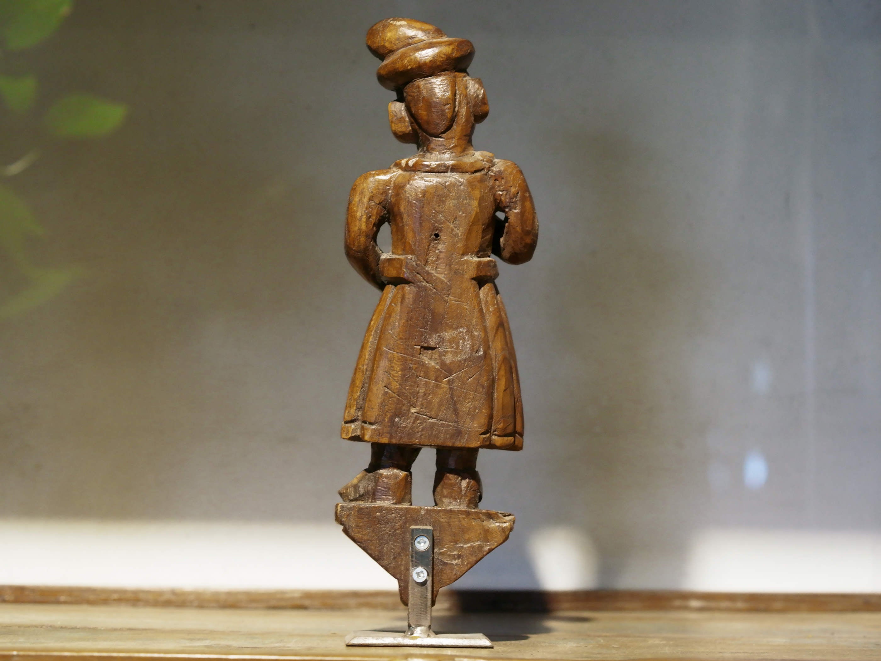 vecchia statua indiana raffigurante guardiano sikh in legno di teak inciso, lavorata artigianalmente con basamento. toglieno dil basamento si può appendere a parete. databile anni 50/60 india, Rajasthan    disponibili altri modelli per info contattare watshapp 0039 3338778241 mail info@etniko.it facebook/ instagram/ etsy : etnikobycrosato