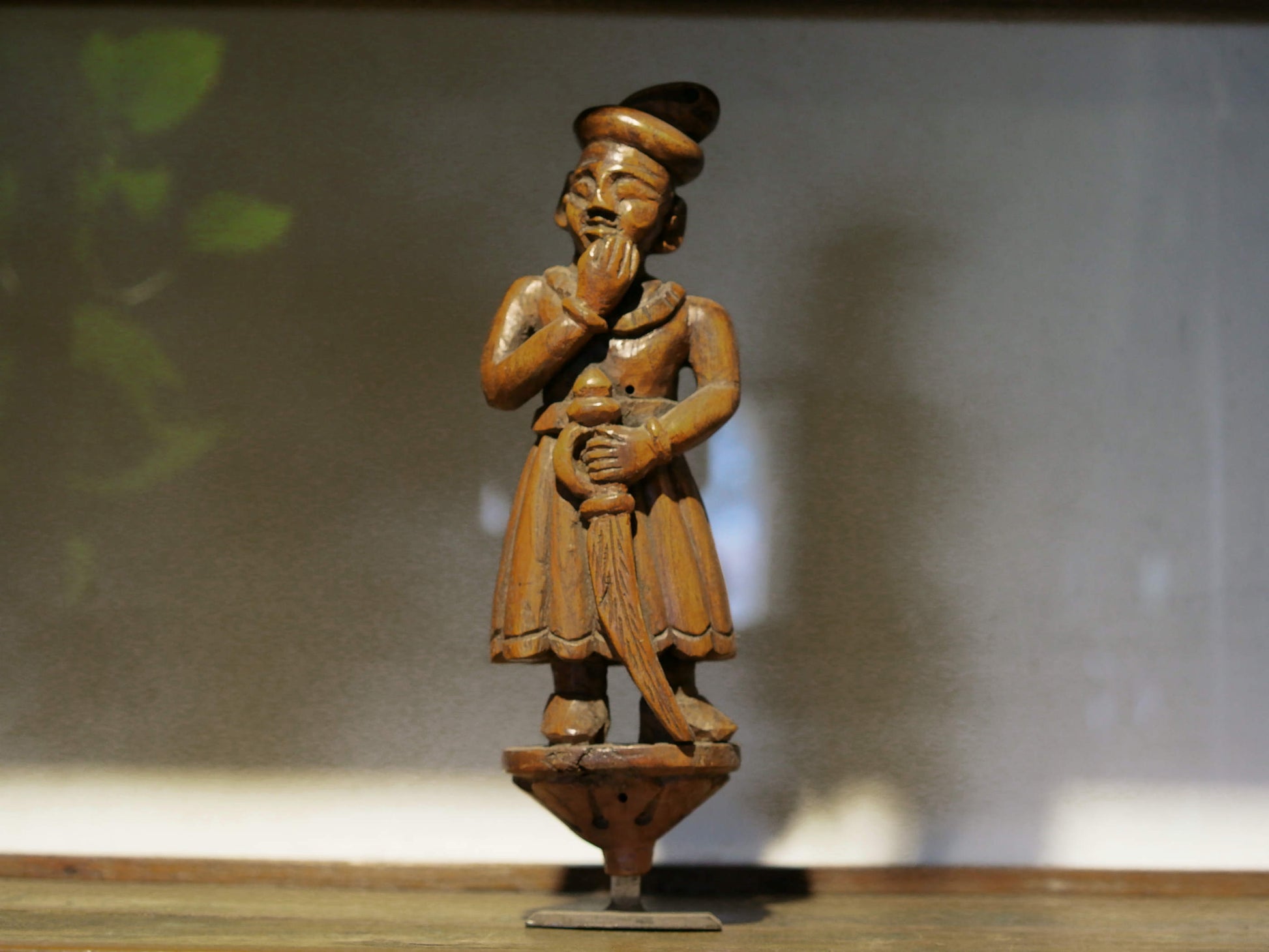 vecchia statua indiana raffigurante guardiano sikh in legno di teak inciso, lavorata artigianalmente con basamento. toglieno dil basamento si può appendere a parete. databile anni 50/60 india, Rajasthan    disponibili altri modelli per info contattare watshapp 0039 3338778241 mail info@etniko.it facebook/ instagram/ etsy : etnikobycrosato