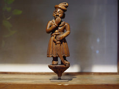 vecchia statua indiana raffigurante guardiano sikh in legno di teak inciso, lavorata artigianalmente con basamento. toglieno dil basamento si può appendere a parete. databile anni 50/60 india, Rajasthan    disponibili altri modelli per info contattare watshapp 0039 3338778241 mail info@etniko.it facebook/ instagram/ etsy : etnikobycrosato