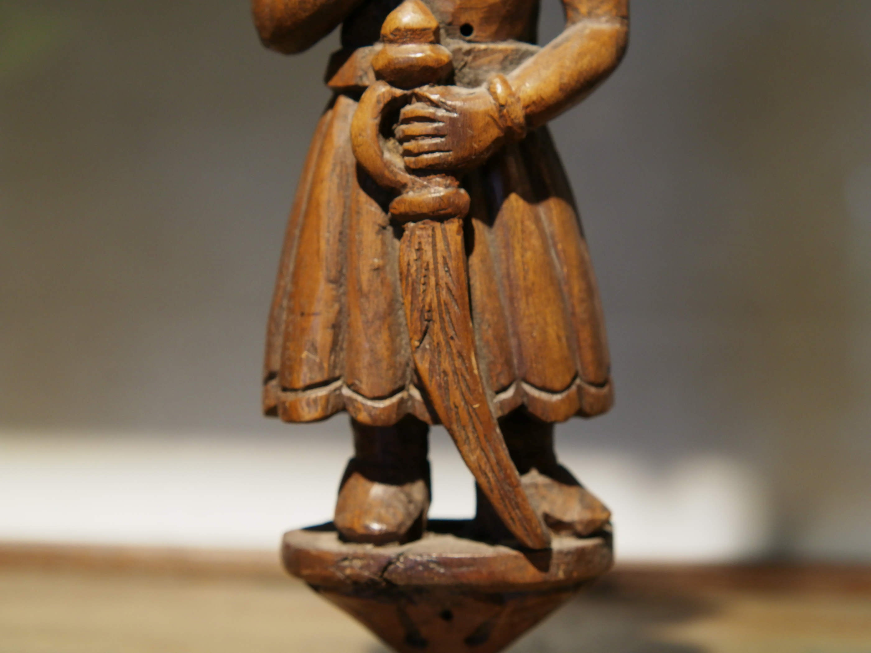 vecchia statua indiana raffigurante guardiano sikh in legno di teak inciso, lavorata artigianalmente con basamento. toglieno dil basamento si può appendere a parete. databile anni 50/60 india, Rajasthan    disponibili altri modelli per info contattare watshapp 0039 3338778241 mail info@etniko.it facebook/ instagram/ etsy : etnikobycrosato