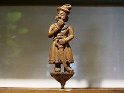 vecchia statua indiana raffigurante guardiano sikh in legno di teak inciso, lavorata artigianalmente con basamento. toglieno dil basamento si può appendere a parete. databile anni 50/60 india, Rajasthan    disponibili altri modelli per info contattare watshapp 0039 3338778241 mail info@etniko.it facebook/ instagram/ etsy : etnikobycrosato