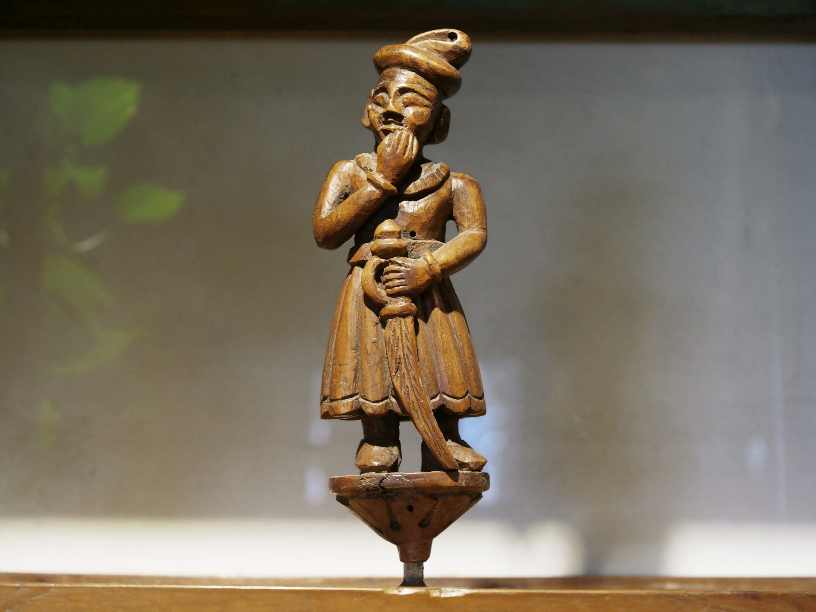 vecchia statua indiana raffigurante guardiano sikh in legno di teak inciso, lavorata artigianalmente con basamento. toglieno dil basamento si può appendere a parete. databile anni 50/60 india, Rajasthan    disponibili altri modelli per info contattare watshapp 0039 3338778241 mail info@etniko.it facebook/ instagram/ etsy : etnikobycrosato