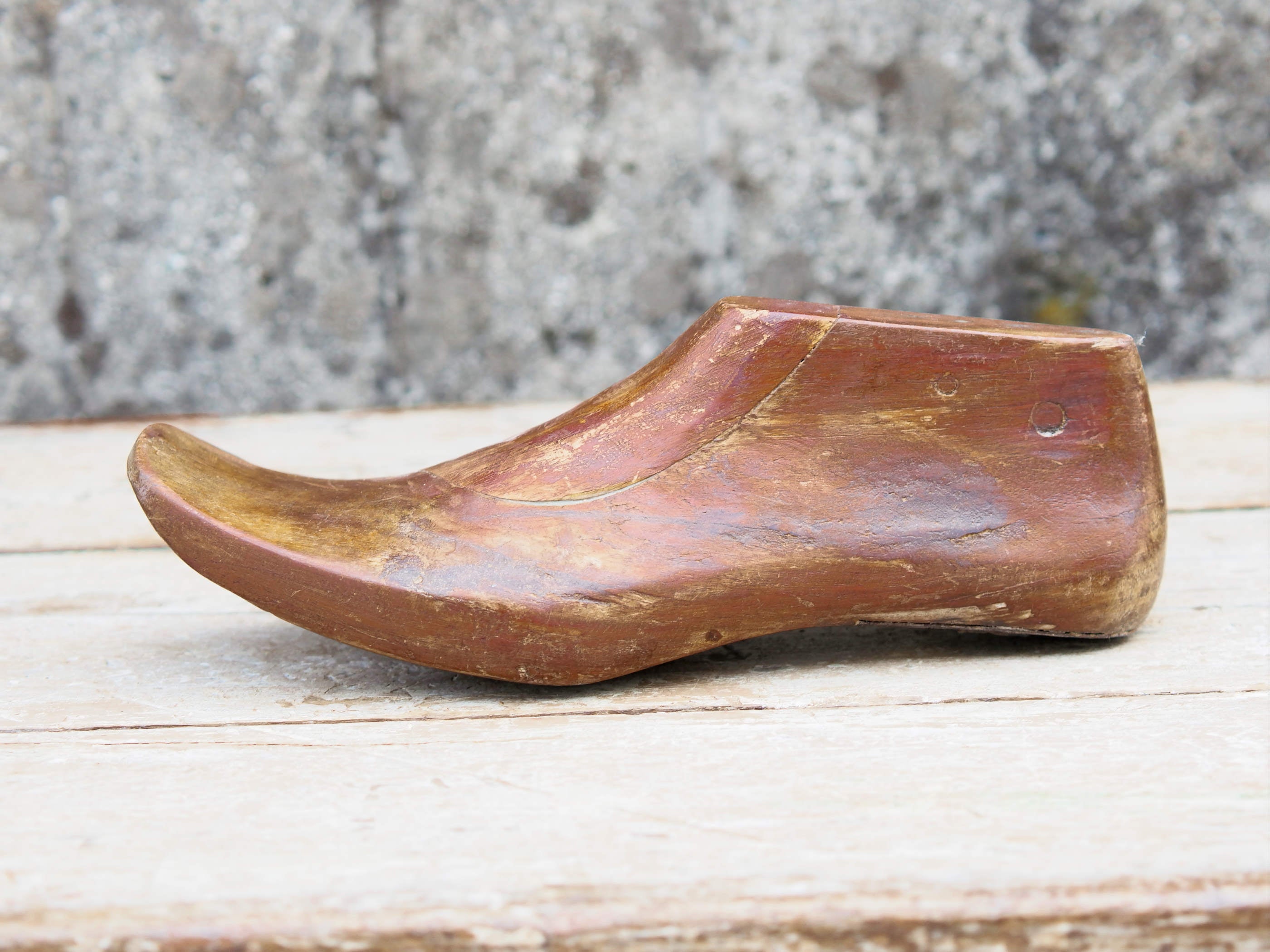 Stampo Piede Usato Dai Calzolai In India Per Creare Scarpe. In Legno DI Teak E' Ricavato Da Un Unico Tronco. Nella Parte Plantare Ha Un Gancio Per Essere Appeso.  Dimensioni 27x10 h10cm.    per ulteriori info o foto https://www.pinterest.it/etnikobycrosato/_saved/ https://www.facebook.com/etnikobycrosato https://www.instagram.com/etnikobycrosato/ 0039 3338778241 info@etniko.it