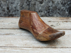 Stampo Piede Usato Dai Calzolai In India Per Creare Scarpe. In Legno DI Teak E' Ricavato Da Un Unico Tronco. Nella Parte Plantare Ha Un Gancio Per Essere Appeso.  Dimensioni 27x10 h10cm.    per ulteriori info o foto https://www.pinterest.it/etnikobycrosato/_saved/ https://www.facebook.com/etnikobycrosato https://www.instagram.com/etnikobycrosato/ 0039 3338778241 info@etniko.it