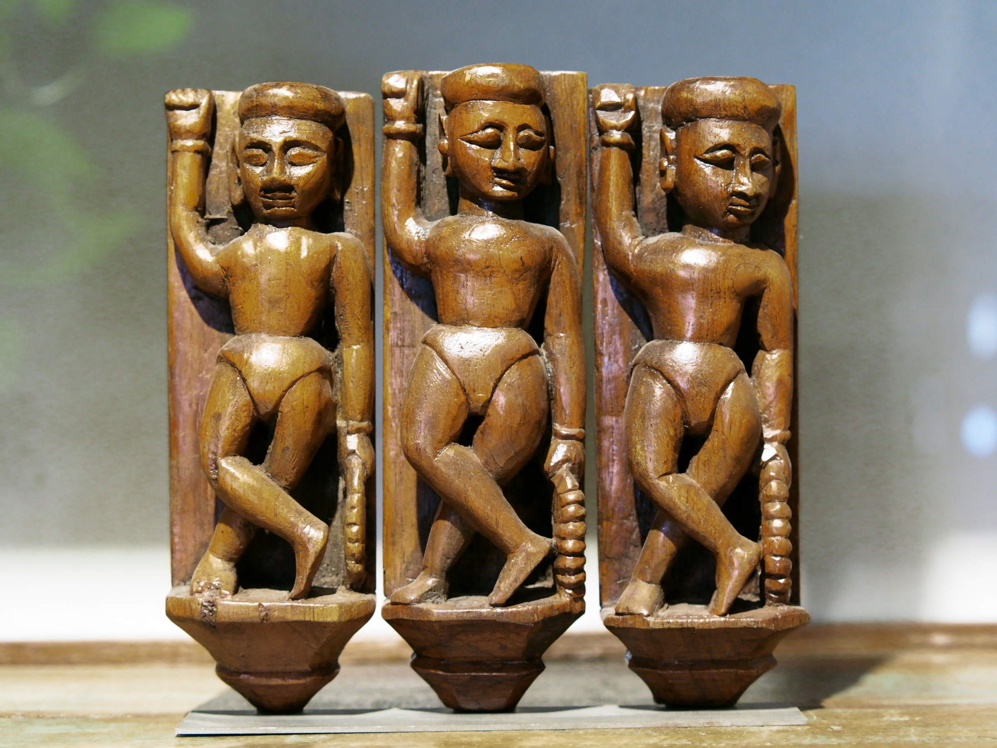 tris vecchie statuette indiane lavorate artigianalmente in legno di teak inciso con basamento. togliendo il basamento si può appendere a parete. databili anni 50/60 india, Rajasthan.    per ulteriori info o foto mail info@etniko.it watshapp 0039 3338778241 facebook/ instagram/ etsy : etnikobycrosato