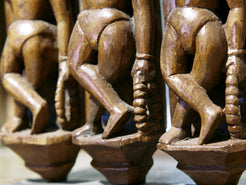 tris vecchie statuette indiane lavorate artigianalmente in legno di teak inciso con basamento. togliendo il basamento si può appendere a parete. databili anni 50/60 india, Rajasthan.    per ulteriori info o foto mail info@etniko.it watshapp 0039 3338778241 facebook/ instagram/ etsy : etnikobycrosato