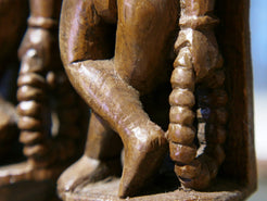 tris vecchie statuette indiane lavorate artigianalmente in legno di teak inciso con basamento. togliendo il basamento si può appendere a parete. databili anni 50/60 india, Rajasthan.    per ulteriori info o foto mail info@etniko.it watshapp 0039 3338778241 facebook/ instagram/ etsy : etnikobycrosato