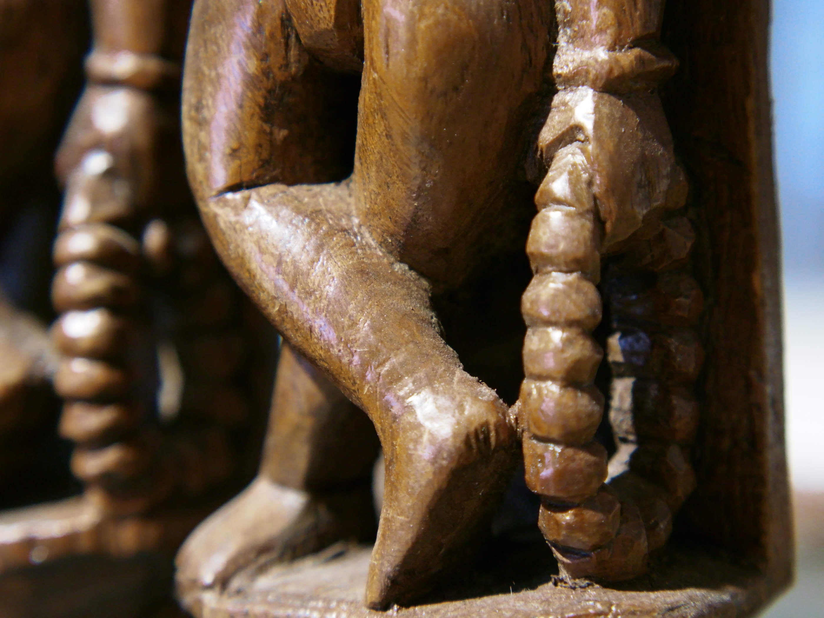 tris vecchie statuette indiane lavorate artigianalmente in legno di teak inciso con basamento. togliendo il basamento si può appendere a parete. databili anni 50/60 india, Rajasthan.    per ulteriori info o foto mail info@etniko.it watshapp 0039 3338778241 facebook/ instagram/ etsy : etnikobycrosato