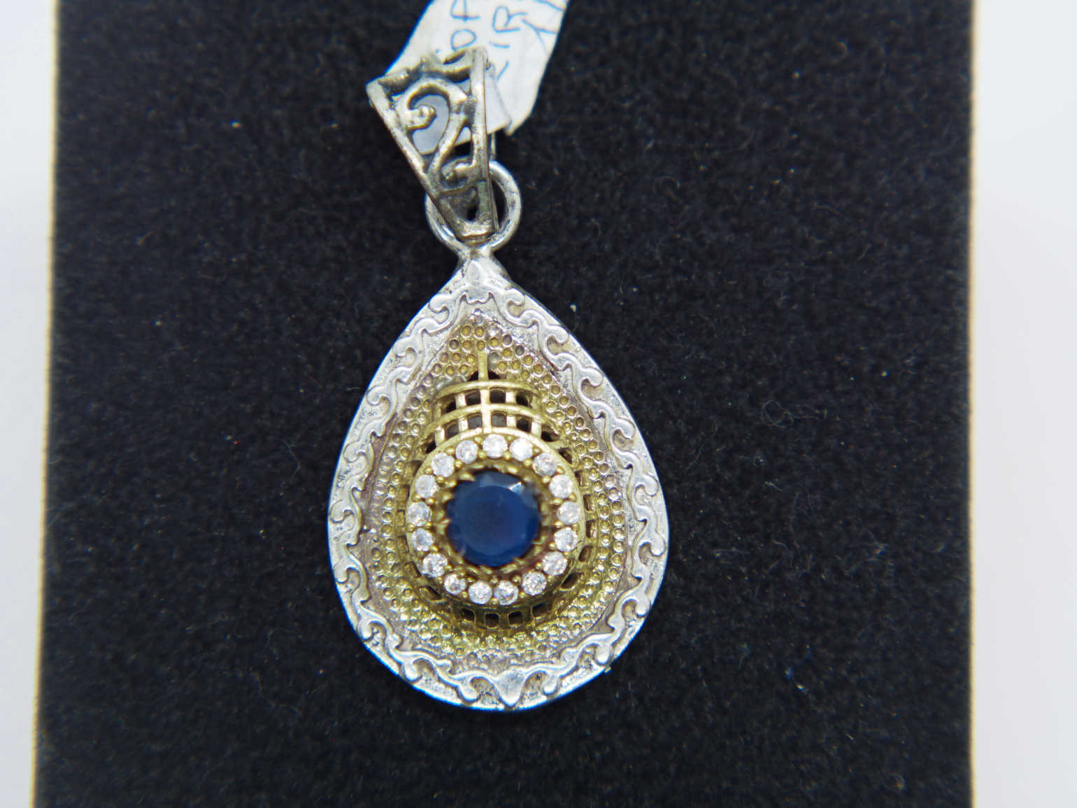 pendaglio in stile turco , arabo .  argento , radice di zaffiro e  zirconi  tutto originale ed autentico , lavorato artigianalmente fronte e retro  dimensioni  4,5x2 cm  peso 7,7gr