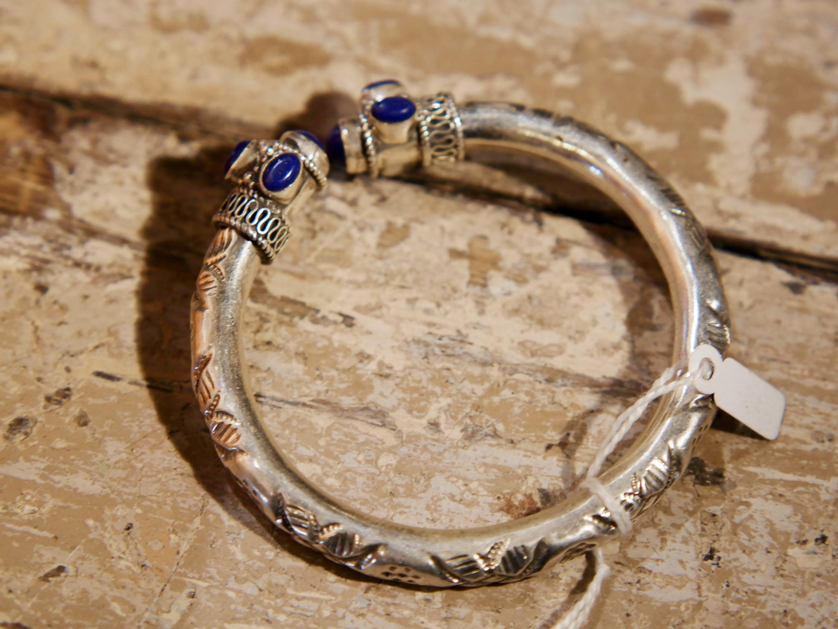 bracciale in lapis e argento facilmente indossabile ed apribile, può essere indossato da qualsiasi polso perchè si può stringere, ovalizzare, allargare ecc... pezzo unico  dimensioni diametro interno 5.5 cm, peso 24grammi  per ulteriori info o foto 0039 3338778241 watshapp info@etniko.it mail etsy, instangram, pinterest, facebook     etniko by crosato 