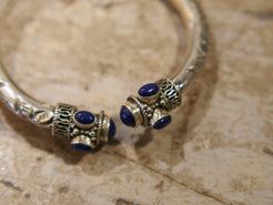 bracciale in lapis e argento facilmente indossabile ed apribile, può essere indossato da qualsiasi polso perchè si può stringere, ovalizzare, allargare ecc... pezzo unico  dimensioni diametro interno 5.5 cm, peso 24grammi  per ulteriori info o foto 0039 3338778241 watshapp info@etniko.it mail etsy, instangram, pinterest, facebook     etniko by crosato 