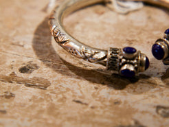 bracciale in lapis e argento facilmente indossabile ed apribile, può essere indossato da qualsiasi polso perchè si può stringere, ovalizzare, allargare ecc... pezzo unico  dimensioni diametro interno 5.5 cm, peso 24grammi  per ulteriori info o foto 0039 3338778241 watshapp info@etniko.it mail etsy, instangram, pinterest, facebook     etniko by crosato 