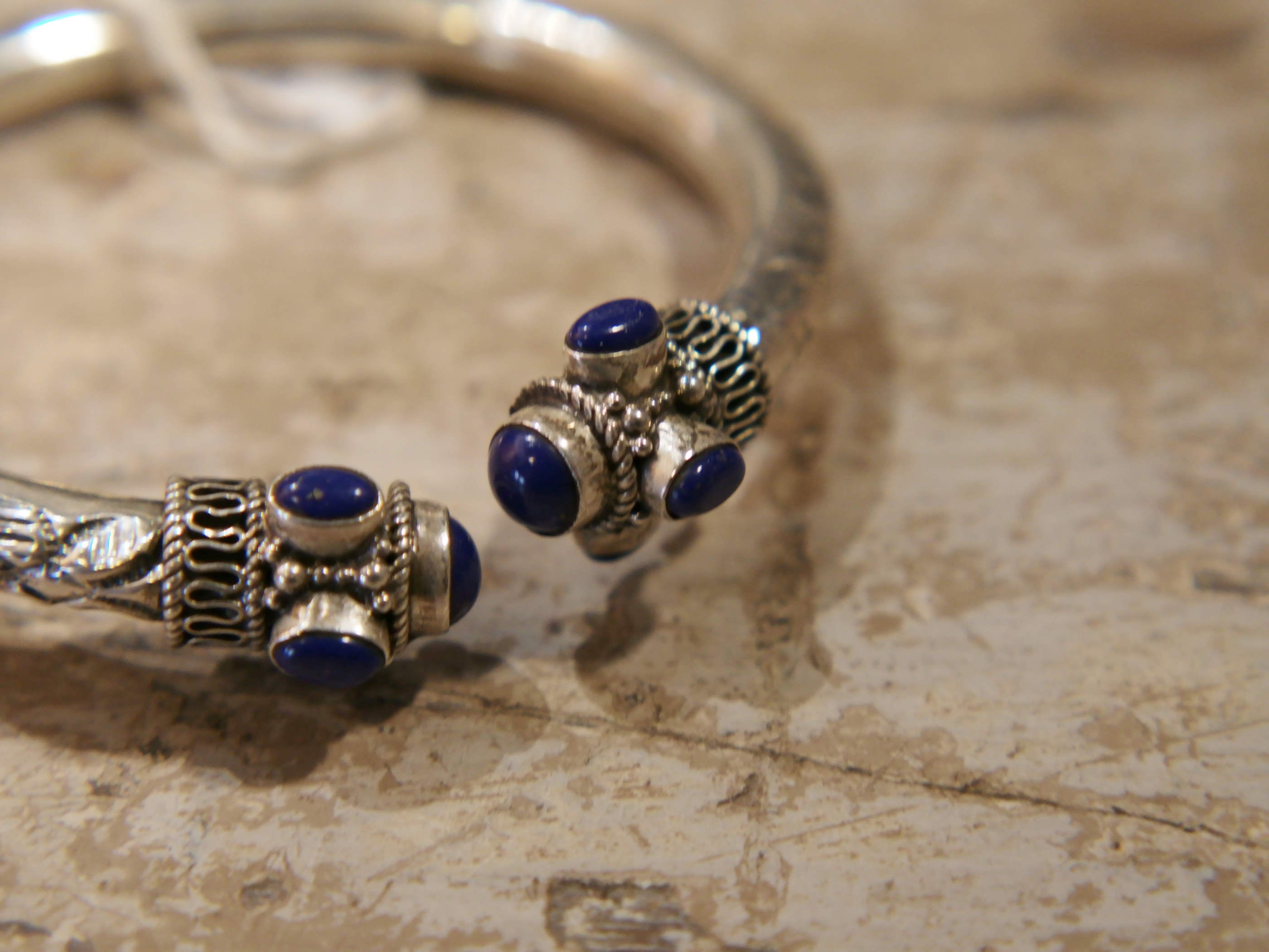 bracciale in lapis e argento facilmente indossabile ed apribile, può essere indossato da qualsiasi polso perchè si può stringere, ovalizzare, allargare ecc... pezzo unico  dimensioni diametro interno 5.5 cm, peso 24grammi  per ulteriori info o foto 0039 3338778241 watshapp info@etniko.it mail etsy, instangram, pinterest, facebook     etniko by crosato 