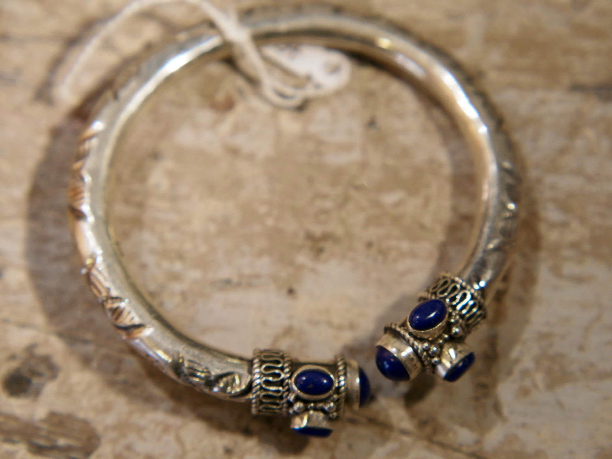 bracciale in lapis e argento facilmente indossabile ed apribile, può essere indossato da qualsiasi polso perchè si può stringere, ovalizzare, allargare ecc... pezzo unico  dimensioni diametro interno 5.5 cm, peso 24grammi  per ulteriori info o foto 0039 3338778241 watshapp info@etniko.it mail etsy, instangram, pinterest, facebook     etniko by crosato 