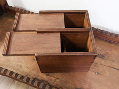 scatola costruita ed assemblata artigianalmente , databile prima metà 900 . tutta originale in ogni parte .