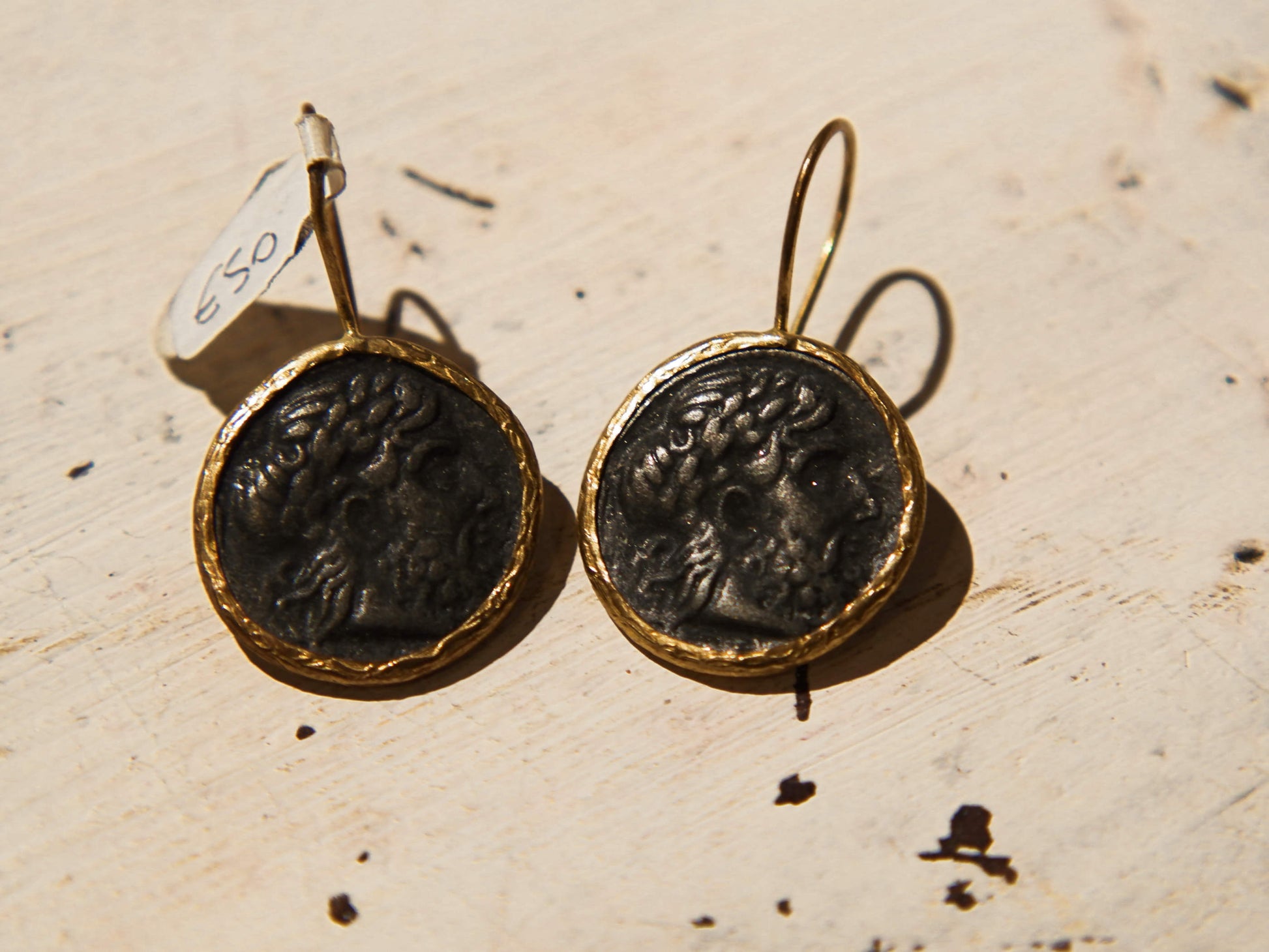 orecchino in argento con moneta, medaglia antica pezzo unico lavorato artiginalmente medaglia incisa fronte retro, avorazione cesellata dell'incastonatura  2,5x2,5 cm moneta 4 x 2,5 cm incluso di monachella peso 14 gr  per ulteriori info o foto info@etniko.it 0039 3338778241 fb/ig/pinterest/ebay : etnikobycrosato