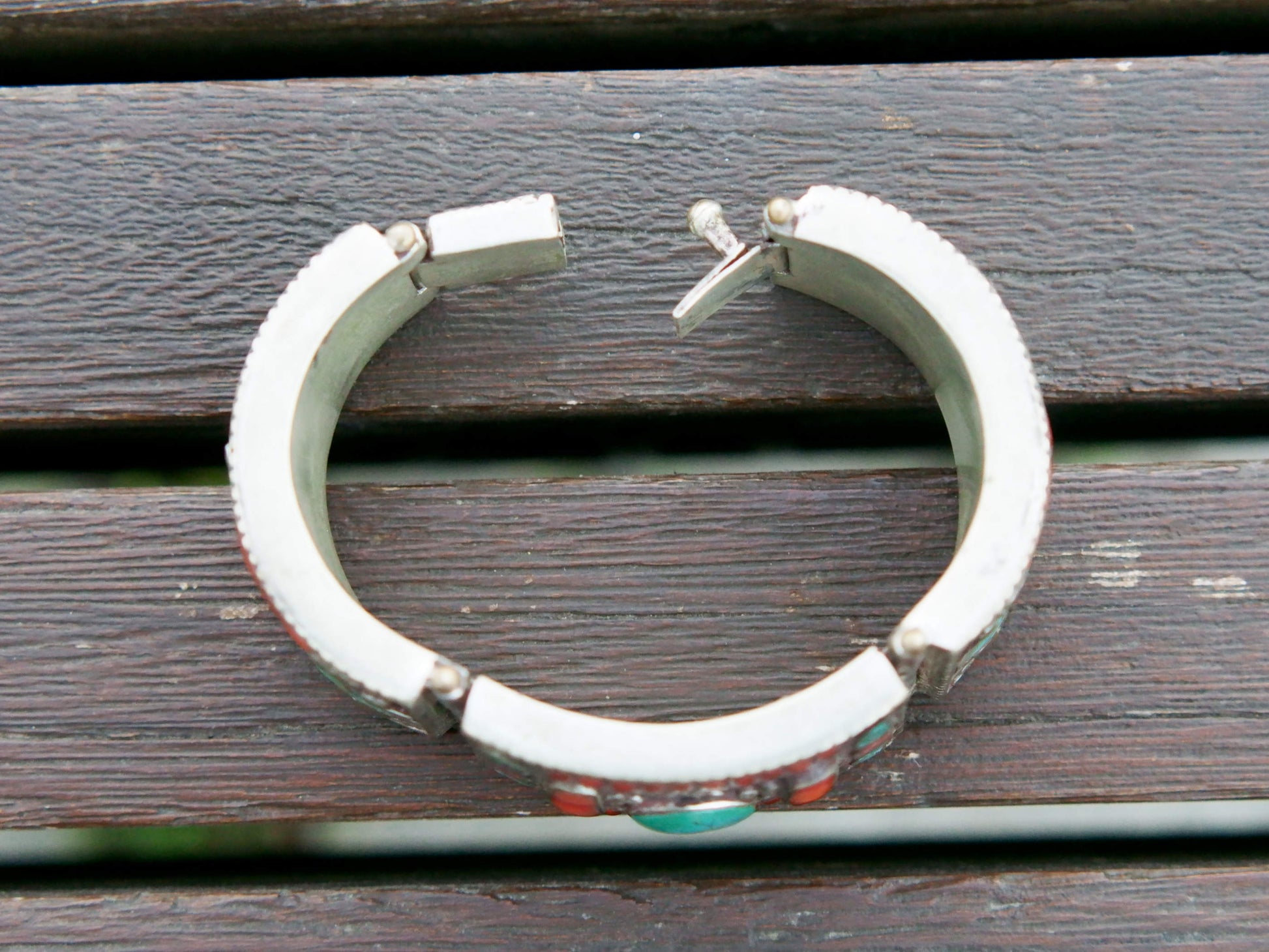 bracciale in argento con turchese e corallo, cesellatura a rilievo. pezzo unico raro e di difficile lavorazione, parti a sbalzo, incastonatura.  altezza bracciale 4cm spessore massmo 0,5 cm peso 110 gr  per ulteriori info o foto mail info@etniko.it whatsapp 00393338778241