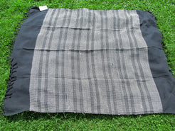 Telo Indiano di colore nero con ricamo bianco, può essere impiegato come copridivano, copriletto, tappeto, tovaglia o tessuto da appendere a parete. Dimensioni 122x160cm