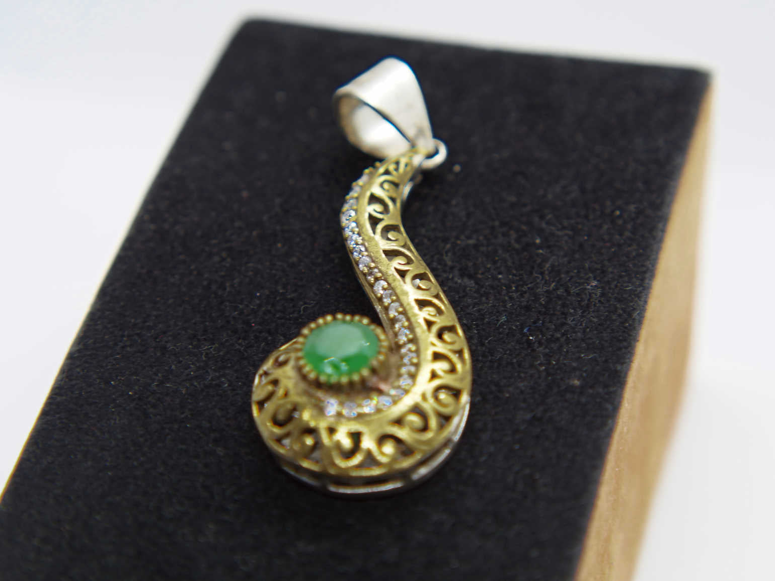 pendaglio in stile turco , arabo .  argento , agata  verde e zirconi  tutto originale ed autentico , lavorato artigianalmente fronte e retro  dimensioni  6x2cm  peso 12 gr 