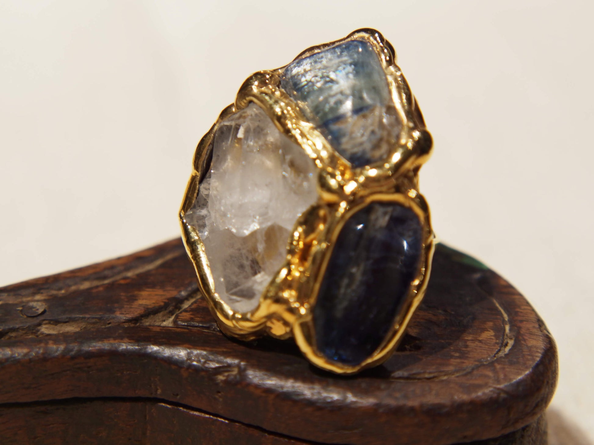 anello in ottone e sodalite / crisatllo di rocca / agata striata blu  costruito interamente a mano , pietre grezze lasciate tali . Anello costruito attorno alle pietre senza utilizzo di stampi o campioni standard .  unico .