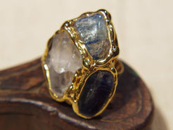 anello in ottone e sodalite / crisatllo di rocca / agata striata blu  costruito interamente a mano , pietre grezze lasciate tali . Anello costruito attorno alle pietre senza utilizzo di stampi o campioni standard .  unico .