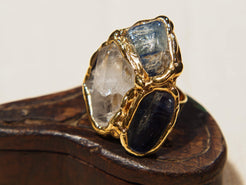 anello in ottone e sodalite / crisatllo di rocca / agata striata blu  costruito interamente a mano , pietre grezze lasciate tali . Anello costruito attorno alle pietre senza utilizzo di stampi o campioni standard .  unico .